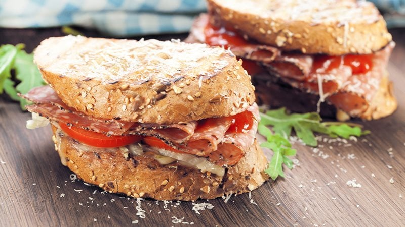 Panino con il salame e peperoni-1